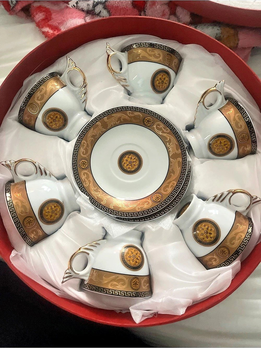 Complete set of 6 cus and saucers 1 saucer has a small chip. Message me if you w